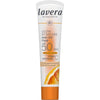 Lavera Glow By Nature Anti-UV Fluid SPF50; tuubi Lavera Glow by Nature Anti-UV Fluid SPF 50 -aurinkosuojafluidia C-vitamiinilla ja ferulahapolla; pakkaus pääosin valkoinen oranssein korostuksin, kuva appelsiiniviipaleesta alaosassa; teksti sekoittaen lihavoitua ja tavallista groteskikirjasinta; tuubi mattapintainen sylinterin muotoinen; ei ihmisiä tai käsiä, tausta neutraali; suoraviivainen tuotekuva.
