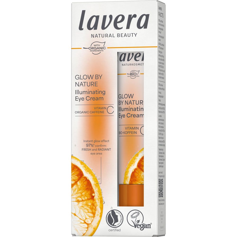 Lavera Glow By Nature Illuminating Eye Cream; rasia Lavera Glow by Nature Illuminating Eye Cream -silmänympärysvoidetta C-vitamiinilla, luomukofeiinilla ja vegaanisin ainesosin; pakkaus suorakulmainen, pääosin valkoinen mattapinnalla ja lihavoiduin oranssein osioin; appelsiiniviipalekuva näkyvissä etupuolella; sertifioidut luomulogot esillä; groteskikirjasin eri lihavuuksin; ei ihmisiä tai käsiä, neutraali studiotausta.