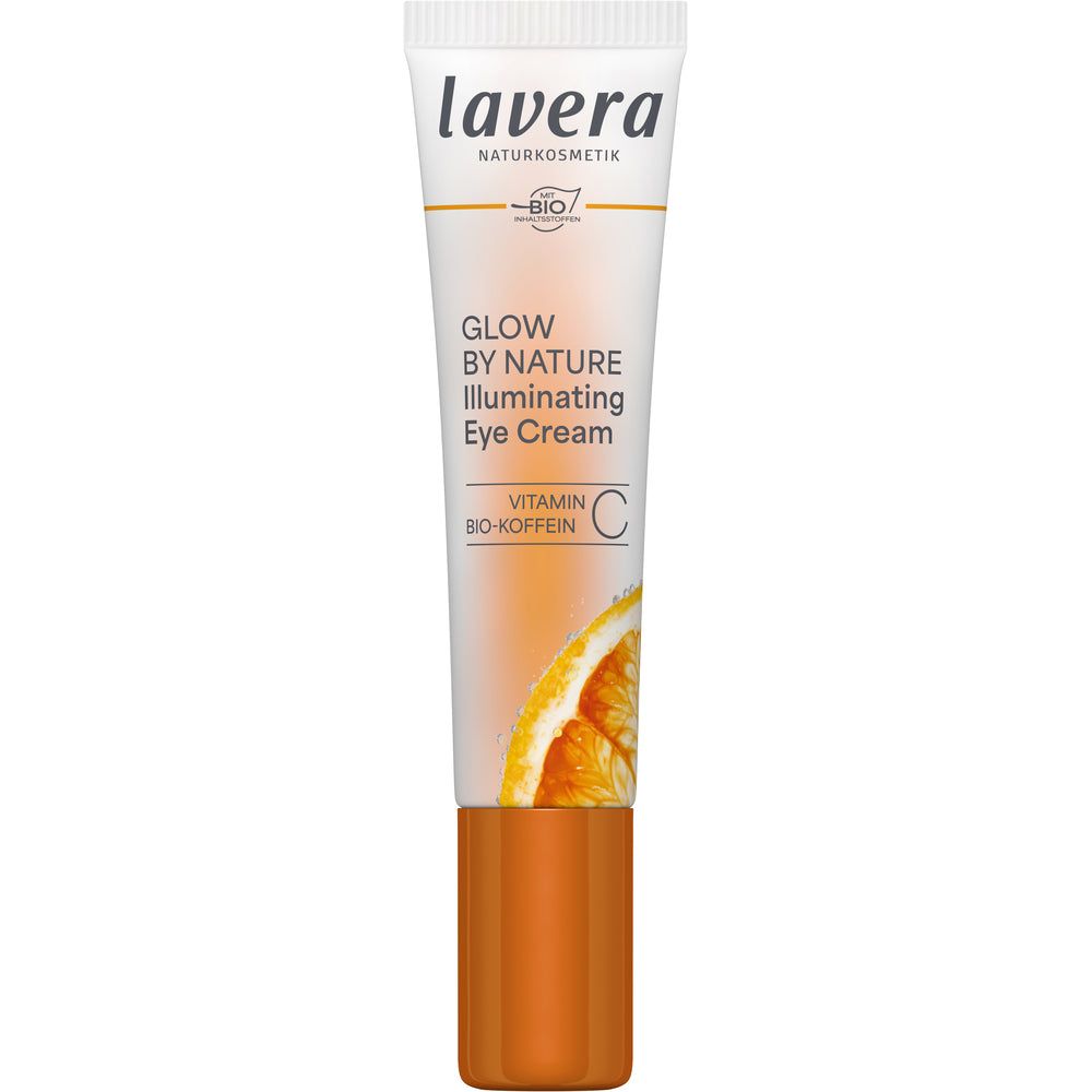 Lavera Glow By Nature Illuminating Eye Cream; tuubi Lavera Glow by Nature Illuminating Eye Cream -silmänympärysvoidetta C-vitamiinilla ja bio-kofeiinilla; tuubi valkoinen mattapinnalla, sylinterin muotoinen oranssilla muovisella kierrekorkilla; appelsiiniviipalekuvitus painettuna alaosan lähelle; luettavassa etiketissä tuotenimi ja keskeiset ainesosat tummalla groteskikirjasimella; tausta tasainen, tuote yksinään, ei ihmisiä tai muita esineitä.