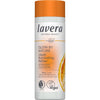 Lavera Glow By Nature Liquid Luminizer Refiner; pullo Lavera Glow By Nature Liquid Illuminating Refiner -kirkastavaa hoitotuotetta oranssilla korkilla, tuotetiedot ja osittainen appelsiiniviipalekuva etiketissä; sylinterin muotoinen muovipullo kiiltopinnalla; groteskikirjasin brändinimessä ja tuotetiedoissa; tuote sertifioitu vegaaniseksi ja luomuksi, muotoiltu korostamaan luonnollista hohtoa.