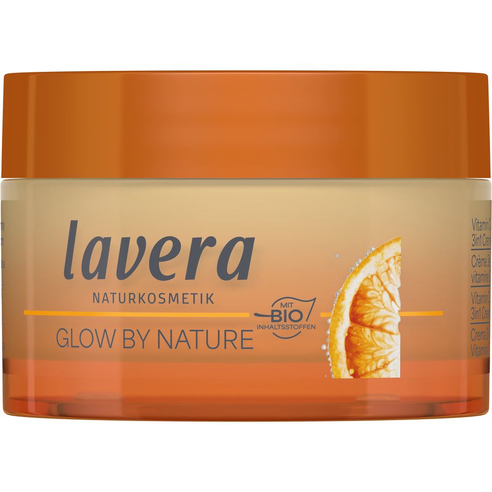 Lavera Glow By Nature Vitamin C 3in1 Cream; pyöreä oranssi muovipurkki yhteensopivalla kannella, kiiltävä pinta ja kompakti muoto; etiketissä lukee ”Lavera Naturkosmetik Glow by Nature”, osittainen kuva appelsiiniviipaleesta ja teksti ”Mit Bio” sekä vitamiinitietoja selkeällä groteskikirjasimella; vaalea tausta, ei ihmisiä tai esineitä; tavanomainen tuotekuva.