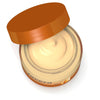 Lavera Glow By Nature Vitamin C 3in1 Cream; avattu voidepurkki oranssilla muovikannella ja pyöreällä sileäsivuisella rungolla; purkissa beigeä voidetta kiiltävällä pinnalla; osittain näkyvä etiketti käyttää yksinkertaista groteskikirjasinta mustalla tekstillä valkoista taustaa vasten, luettava teksti vähäistä; tuote valkoisella taustalla, keskikokoinen lähikuva, ei ihmisiä tai käsiä.