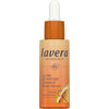 Lavera Glow By Nature Vitamin C Boost Serum; tippapullo Lavera Glow by Nature Vitamin C Boost Serum -seerumia, eloisan oranssi-keltainen liukuväritetty etiketti, valkoinen teksti ja appelsiiniviipalekuvitus alaosassa raikkaan tehostuksen merkiksi; pullo sylinterin muotoinen kiiltopinnalla ja valkoisella tippakorkilla; groteskikirjasin käytössä; tuote vaaleaa taustaa vasten studiokuvassa, ei ihmisiä tai käsiä.