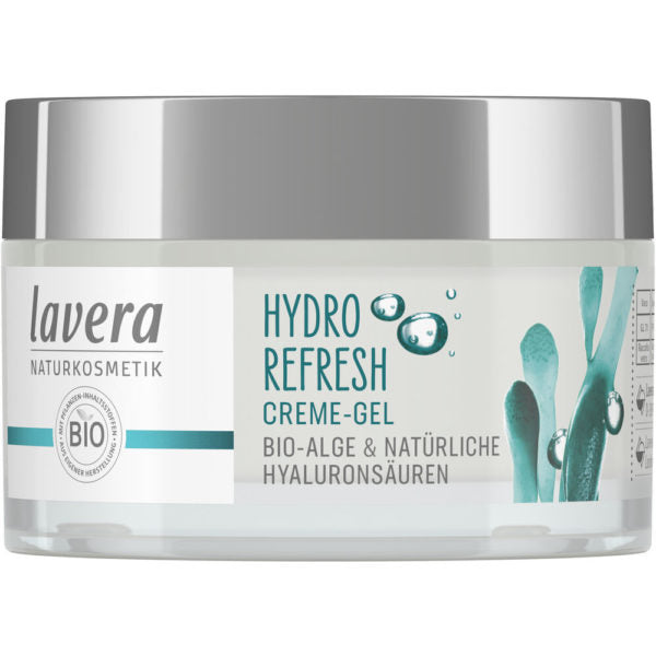 Lavera Hydro Refresh Geelivoide -purkki valkoisella kannella, etiketissä siniset merilevägrafiikat ja teksti biolevästä, hyaluronihapoista ja kosteutuksesta; purkki lieriömäinen ja kiiltäväpintainen; etiketissä groteskikirjasin tuotetiedoille; kuvassa ei ole ihmisiä tai rekvisiittaa, tausta yksinkertainen ja neutraali, kuvattu suoraan silmän tasolta.