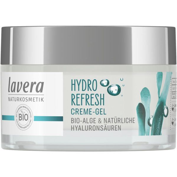 Lavera Hydro Refresh Geelivoide -purkki valkoisella kannella, etiketissä siniset merilevägrafiikat ja teksti biolevästä, hyaluronihapoista ja kosteutuksesta; purkki lieriömäinen ja kiiltäväpintainen; etiketissä groteskikirjasin tuotetiedoille; kuvassa ei ole ihmisiä tai rekvisiittaa, tausta yksinkertainen ja neutraali, kuvattu suoraan silmän tasolta.