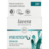 Lavera Hydro Refresh Cream Gel -pakkaus, suorakaiteen muotoinen ja pääosin valkoinen turkoosein ja sinisin yksityiskohdin, mattapinta; lihavoitu groteskikirjasin brändin nimelle ja päätekstille; etiketissä lukee intensiivinen kosteutus, huomattava raikkaus, vegaaninen, luomu, hiilineutraali, hyaluronihapot ja levä; tausta valkoinen, ei ihmisiä kuvassa.