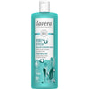Turkoosi kiiltäväpintainen lieriömäinen muovipullo, jonka etiketissä lukee Lavera Hydro Refresh Micellar Cleansing Water luomulevällä ja hyaluronihapoilla; etiketissä tyylitellyt vesipisara- ja aaltokuvitukset sekä vegaani- ja luonnontuotekuvakkeet; päätypografia lihavoitua groteskia; tuote kuvattu valkoisella taustalla studiokuvana.
