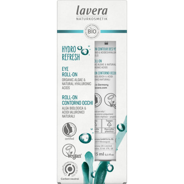 Lavera Hydro Refresh Eye Roll-On -pakkauksessa tuotetiedot, vegaani- ja hiilineutraaliuskuvakkeet sekä vesipisara- ja levägrafiikat valkoisella pohjalla; pakkaus sisältää 15 ml raikastavaa silmänympärysvoidetta; lieriömäinen pakkaus on pääosin valkoinen sinisin ja vihrein grafiikkaelementein; teksti groteskikirjasimella vaakasuunnassa etupaneelissa; kuvassa ei näy ihmisiä tai käsiä, ympäristö yksinkertainen suoralla valaistuksella.