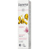 Lavera Indulgent Vartaloöljy; rasia Lavera Indulgent Body Oil -tuotetta luomumanteliöljyllä ja magnolian kukilla; pakkauksessa keltaisia öljypisaroita ja vaaleanpunainen kukka sekä vegaani-, eläinkokeeton- ja luomusertifiointimerkkejä; rasia suorakaiteen muotoinen mattapinnalla, pääosin valkoinen keltaisin ja vaaleanpunaisin elementein; tikkukirjasinta näkyvässä tuotenimessä ja ainesosatekstissä; ei ihmisiä tai käsiä kuvassa; tausta tasainen valkoinen studiotuotekuvatyylisesti.