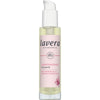 Lavera Indulgent Vartaloöljy; pullo Lavera Naturkosmetik -vartaloöljyä valkoisella muovisella pumppuannostelijalla, lieriömäinen kirkas muovirunko ja kiiltävä vaaleanpunainen kiertoetiketti; etiketissä tikkukirjasintekstiä, joka listaa luomumanteliöljyn ja ravitsevan magnolian kukan; tuotenimi painettu suuremmalla fontilla; pullo yksin tasaisella valkoisella taustalla studiokuvassa.