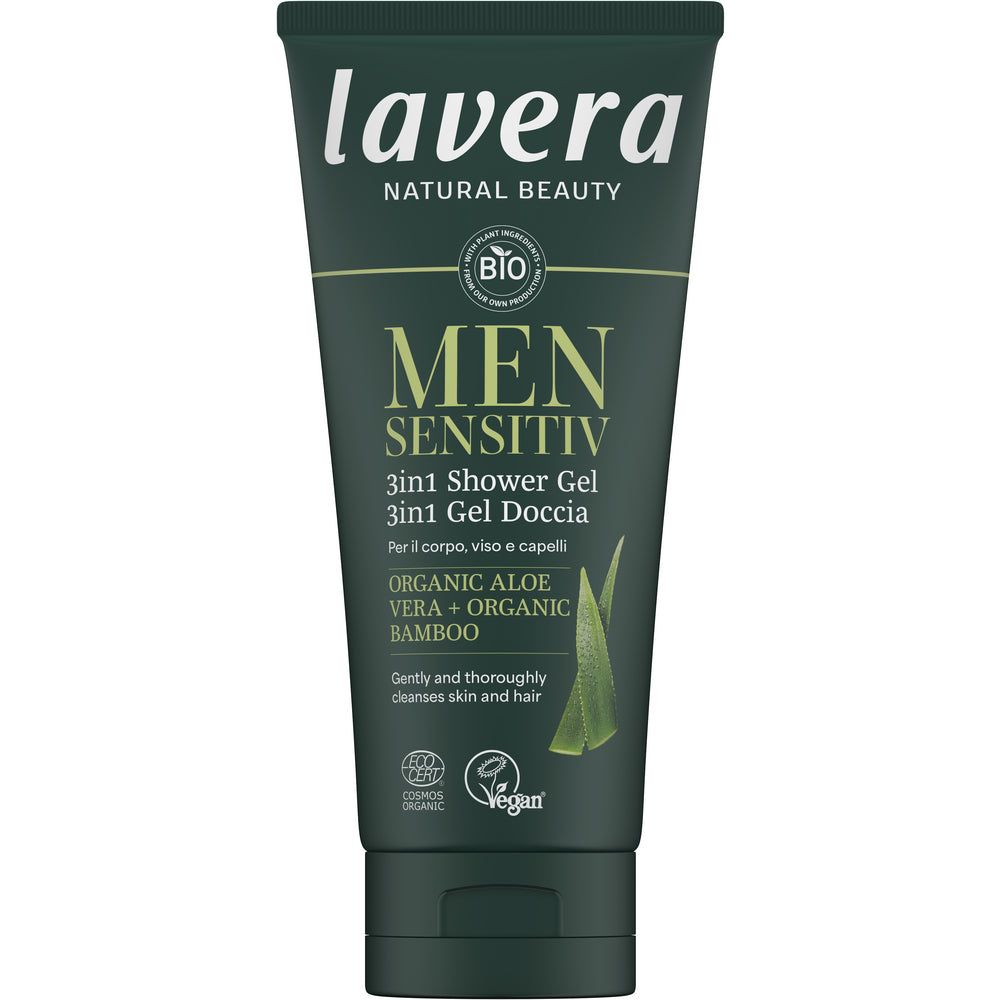 Lavera Men Sensitiv 3in1 Shower Gel; tuubi Lavera Men Sensitiv 3in1 Shower Gel -suihkugeeliä luomualoeveralla ja bambulla, tarkoitettu vartalolle, kasvoille ja hiuksille; pakkaus tummanvihreä muovinen puristustuubi valkoisella läppäkorkilla, matta pinta ja pyöristetyt reunat; etikettiteksti pääosin valkoinen keltaisin korostuksin lihavoidulla groteskikirjasimella; ei ihmisiä tai käsiä, valkoinen tausta.