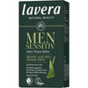 Lavera Men Sensitiv After Shave Balm; tummanvihreä rasia Lavera Men Sensitiv After Shave Balm -partavesibalsamia luomualoeveralla ja koivulla; rauhoittava koostumus suojaa ärsytykseltä, punoitukselta ja kuivuudelta, alkoholiton ja vegaanisertifioitu; pakkauksessa kuva aloeveranlehdestä alaosassa; suorakulmainen matta rasia, lihavoitu valkoinen ja hopeanvärinen pääteksti groteskikirjasimella, pienempi kuvausteksti vaaleansinisellä ja valkoisella; tausta valkoinen, ei ihmisiä.