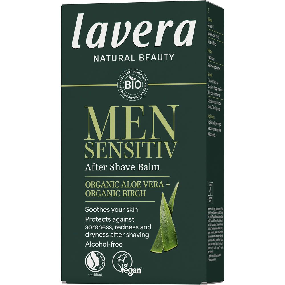 Lavera Men Sensitiv After Shave Balm; tummanvihreä rasia Lavera Men Sensitiv After Shave Balm -partavesibalsamia luomualoeveralla ja koivulla; rauhoittava koostumus suojaa ärsytykseltä, punoitukselta ja kuivuudelta, alkoholiton ja vegaanisertifioitu; pakkauksessa kuva aloeveranlehdestä alaosassa; suorakulmainen matta rasia, lihavoitu valkoinen ja hopeanvärinen pääteksti groteskikirjasimella, pienempi kuvausteksti vaaleansinisellä ja valkoisella; tausta valkoinen, ei ihmisiä.