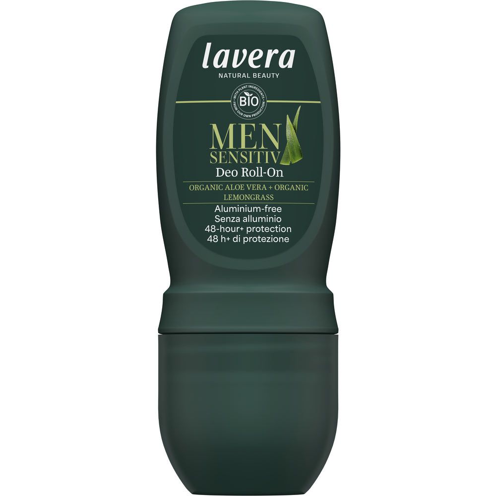 Lavera Men Sensitiv Deo Roll-On; tummanvihreä sylinterin muotoinen muovipullo Lavera Men Sensitiv Deo Roll-On -deodoranttia mattapinnalla, päällä tummempi pyöristetty korkki; valkoinen ja sininen etiketti groteskikirjasimella näyttää luettavaa tekstiä: ”organic aloe vera”, ”lemongrass”, ”48h protection”, ”aluminium-free” ja ”vegan”; tuote vaalealla taustalla, ei ihmisiä tai käsiä.