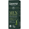 Lavera Men Sensitiv Moisturising Cream; tummanvihreä rasia Lavera Men Sensitiv Moisturising Cream -kosteusvoidetta, kuva aloeverasta ja teksti korostaa luomualoeveraa, hyaluronihappoa, vegaanista koostumusta, bio-sertifiointia ja hyötyjä kuten lisätty kosteus ja nopea imeytyminen; rasia suorakulmainen mattapinnalla; brändinimi lihavoidulla valkoisella groteskikirjasimella yläosassa; ei käsiä tai ihmisiä, tuote tasaisella taustalla.
