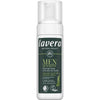 Lavera Men Sensitiv Shaving Foam; Lavera Men Sensitiv Shaving Foam -pullo valkoisella yläosalla ja tummanvihreällä etiketillä, sisältää luomualoeveraa ja koivua, merkitty vegaaniseksi ja alkoholittomaksi; pullo sylinterin muotoinen muovia mattapinnalla; etiketissä luettava tuotenimi ja vegaani- sekä alkoholittomuuskuvakkeet; ei ihmisiä tai käsiä; tausta tasainen, pystyssä seisova tuotekuva.