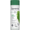 Lavera Pure Beauty Liquid Refiner; pullo Lavera Pure Beauty Liquid Refiner -hoitotuotetta atselaiinihapolla ja luomumintulla, suunniteltu epäpuhtaalle ja yhdistelmäiholle; läpikuulumaton valkoinen muovipullo sylinterin muotoinen pumppuannostelijalla kiiltopinnalla; etiketissä tuotenimi groteskikirjasimella, sanat ”vegan”, ”azelaic acid” ja ”organic mint”; huokosia supistava hyöty mainittu; pullo vaaleaa taustaa vasten, ei ihmisiä.