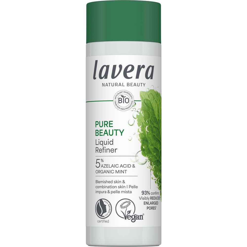 Lavera Pure Beauty Liquid Refiner; pullo Lavera Pure Beauty Liquid Refiner -hoitotuotetta atselaiinihapolla ja luomumintulla, suunniteltu epäpuhtaalle ja yhdistelmäiholle; läpikuulumaton valkoinen muovipullo sylinterin muotoinen pumppuannostelijalla kiiltopinnalla; etiketissä tuotenimi groteskikirjasimella, sanat ”vegan”, ”azelaic acid” ja ”organic mint”; huokosia supistava hyöty mainittu; pullo vaaleaa taustaa vasten, ei ihmisiä.