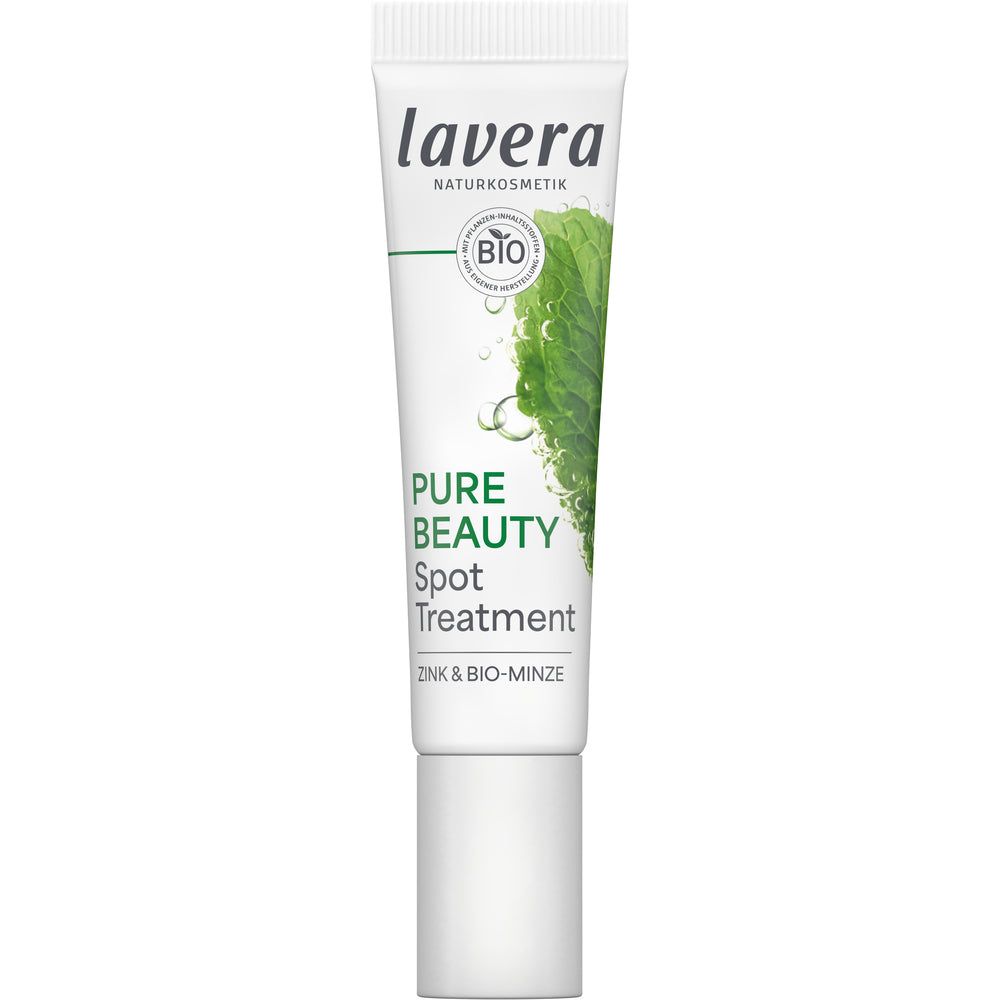 Lavera Pure Beauty Spot Treatment; valkoinen tuubi Lavera Pure Beauty Spot Treatment -täplähoitoa sinkillä ja luomumintulla, etupuolella luonnollinen vihreä minttulehtikuva ja BIO-sinetti; tuubi sileä, sylinterin muotoinen, puolikiiltävä valkoisella kierrekorkilla; etikettitekstissä brändinimi ja tuotekuvaus yksinkertaisella groteskikirjasimella; tausta valkoinen, ei ihmisiä tai käsiä; lähikuva tuotteesta edestäpäin.