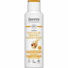 Valkoinen Lavera Repair & Deep Care Shampoo -pullo luomumakadamia- ja arganöljyllä kuivalle ja vaurioituneelle hiukselle; muovipullo sileäpintainen ja mattainen, pystysuora suorakaiteen muotoinen pyöristetyin kulmin; etiketissä englanninkielistä ja italiankielistä tekstiä lihavoidulla ja tavallisella groteskikirjasimella, useita sertifikaattilogoja alareunassa; yksittäinen tuote keskitettynä valkoiselle taustalle; ei ihmisiä tai käsiä näkyvissä.