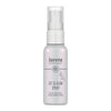 Lavera Set & Glow Spray Meikinkiinnityssuihke; valkoinen pullo Lavera Naturkosmetik Set & Glow Spray -tuotetta kirkkaalla muovikorkilla ja suihkesuuttimella; pinta mattapintainen, lieriömäinen muoto; etiketissä tuotenimi tikkukirjasimella, mainita bio-aloe verasta ja kasviperäisestä glyseriinistä; ei ihmisiä näkyvissä; pullo kuvattu tasaisella taustalla suoraviivaisessa tuotekuvassa.