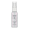 Lavera Set & Glow Spray Meikinkiinnityssuihke; valkoinen pullo Lavera Naturkosmetik Set & Glow Spray -tuotetta kirkkaalla muovikorkilla ja suihkesuuttimella; pinta mattapintainen, lieriömäinen muoto; etiketissä tuotenimi tikkukirjasimella, mainita bio-aloe verasta ja kasviperäisestä glyseriinistä; ei ihmisiä näkyvissä; pullo kuvattu tasaisella taustalla suoraviivaisessa tuotekuvassa.