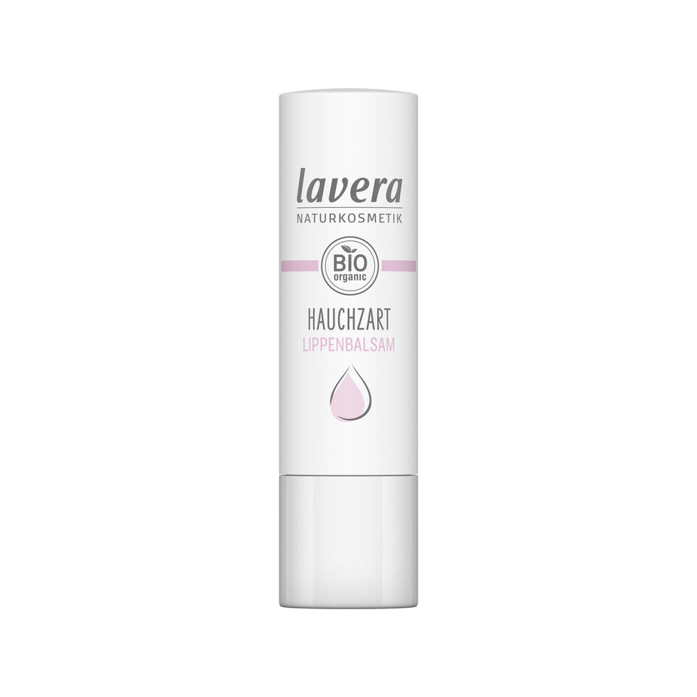 Valkoinen Lavera Naturkosmetik Hauchzart Lippenbalsam -huulivoideputkilo, jossa luomusertifikaatti ja vaaleanpunainen pisarakuvio etusivulla, tarjoaa hellävaraista hoitoa huulille; putkilo on lieriömäinen mattapintainen ja siinä on moderni groteskikirjasin harmaan- ja vaaleanpunaisen sävyisenä; kuvassa näkyy vain tuote ilman käsiä tai taustan yksityiskohtia.