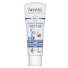 Lavera Complete Care Fluoride-Free -hammastahnaputkilo, jossa luomuraunioyrttiä ja kalsiumia; etiketissä maininnat fluoriditon, vegaaninen ja sertifioitu luonnonkosmetiikka sekä sinisiä ja vaaleanpunaisia yksityiskohtia hellävaraisesta suunhoidosta; putkilo on mattapintaista muovia läppäkorkilla, pääväri valkoinen sinisin ja vaaleanpunaisin yksityiskohdin; tuotenimi groteskikirjasimella etiketissä; kuvassa vain putkilo tasaisella taustalla, ei käsiä tai ihmisiä näkyvissä.