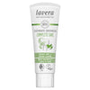 Lavera Complete Care Mint -hammastahnaputkilo luomumintulla ja natriumfluoridilla; vihreä-valkoinen muotoilu, vegaanisuusmerkinnät ja sertifiointilogot sekä kaksikielinen englannin- ja italiankielinen teksti; putkilo on kiiltäväpintaista muovia valkoisella korkilla, suorakaiteen muotoinen pohja ja pyöristetyt reunat, pystyasennossa; groteskikirjasin etusivulla; kuva otettu valkoista taustaa vasten, ei käsiä tai ihmisiä näkyvissä.