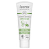 Lavera Complete Care Mint -hammastahnaputkilo luomumintulla ja natriumfluoridilla; vihreä-valkoinen muotoilu, vegaanisuusmerkinnät ja sertifiointilogot sekä kaksikielinen englannin- ja italiankielinen teksti; putkilo on kiiltäväpintaista muovia valkoisella korkilla, suorakaiteen muotoinen pohja ja pyöristetyt reunat, pystyasennossa; groteskikirjasin etusivulla; kuva otettu valkoista taustaa vasten, ei käsiä tai ihmisiä näkyvissä.