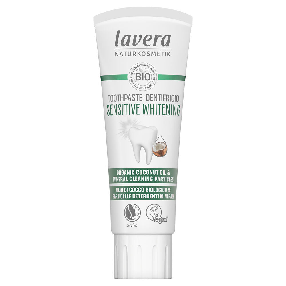 Lavera Sensitive Whitening -hammastahnaputkilo kookosöljyllä ja mineraalisilla puhdistushiukkasilla, vegaaninen sertifikaatti, kuvattu valkoisella taustalla; putkilo on valkoinen mattapintainen läppäkorkillinen; etiketissä hampaan ja kookospähkinän kuvat sekä tuoteteksti groteskikirjasimella; kuvassa ei ole ihmisiä tai käsiä.