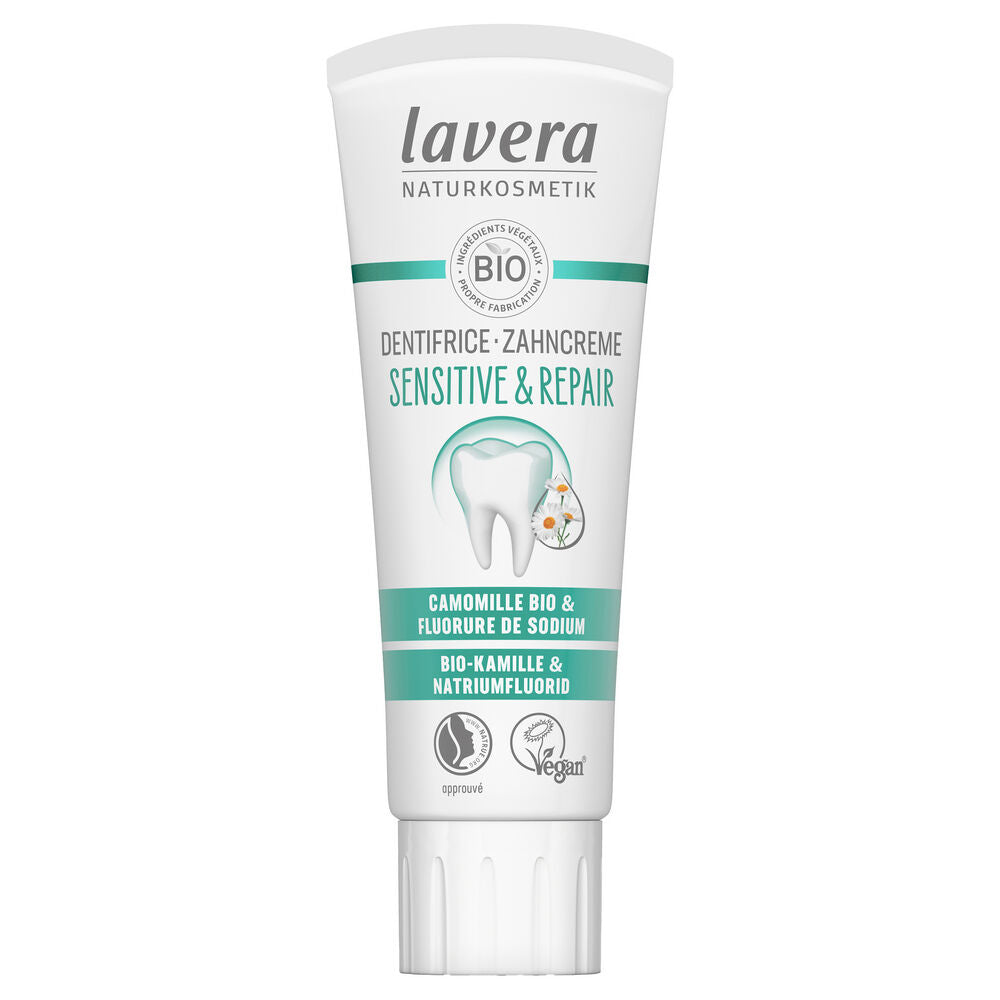 Lavera Sensitive & Repair -hammastahnaputkilo kamomillalla, merkinnät vegaaninen ja luomu, etiketissä hampaan kuva sekä vihreänsinisiä yrttiaiheisia yksityiskohtia; pakkaus muovia mattapinnalla, lieriömäinen muoto tasaisella korkilla; etusivun teksti sisältää tuotenimen ja pääominaisuudet groteskikirjasimin; tausta valkoinen, ei ihmisiä tai toimintaa näkyvissä.