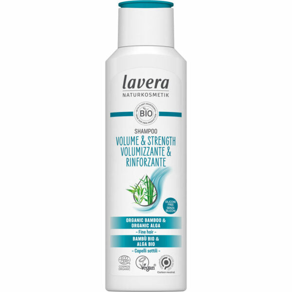 Valkoinen Lavera-shampoopullo kiiltäväpintaisena, soikeanmuotoisena läppäkorkilla; etusivun etiketissä lukee Volume & Strength suurella groteskikirjasimella, mainitaan luomubambu ja levä; tekstiä sekä englanniksi että italiaksi; vegaani- ja luomusertifikaatit painettu alareunaan; tausta yksinkertainen, ei ihmisiä tai rekvisiittaa näkyvissä.