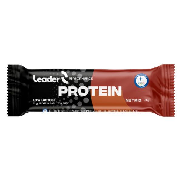 Leader Performance Protein Nutmix; Leader Performance Protein Nutmix -patukka mustassa ja punaisessa kääreessä, merkitty vähälaktoosiseksi ja gluteenittomaksi, sisältää 19 g proteiinia; kiiltäväpintaisessa muovipakkauksessa lihavoitua valkoista ja punaista tekstiä, selkeä Suomen olympiajoukkueen logo ja korkean proteiinipitoisuuden korostus; patukka suorakaiteen muotoinen; yksinkertainen studiotausta ilman ihmisiä tai rekvisiittaa.