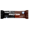 Leader Performance Protein Double Chocolate -patukka ruskeassa ja mustassa kiiltäväpintaisessa kääreessä, jossa lihavoitua valkoista ja kullanvärisiä groteskitekstejä; pakkauksessa lukee 20 g proteiinia, laktoositon ja ei lisättyä sokeria sekä Suomen olympiajoukkueen logo; tuote suorakaiteen muotoinen ja suljettu; tausta neutraali, ei ihmisiä tai muita esineitä näkyvissä.