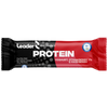 Leader Performance Protein Yoghurt, Strawberry & Raspberry -patukka punaisessa ja mustassa pakkauksessa, jossa jogurtin, mansikan ja vadelman makuyhdistelmä; gluteeniton patukka sisältää 20 g proteiinia eikä lisättyä sokeria; suorakaiteen muotoinen muovikääre on kiiltäväpintainen lihavoidulla valkoisella groteskitekstillä; tausta yksinkertainen, ei ihmisiä tai rekvisiittaa, kuvassa vain pakattu tuote.