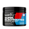 Leader Performance Super Electrolytes Watermelon & Strawberry; musta muoviastia mattapinnalla ja lieriömäisellä muodolla, painettu etiketti suurella groteskitekstillä; etiketissä ”Leader Performance Super Electrolytes Watermelon & Strawberry, 66 servings, 200g” sekä sinisiä, punaisia ja mustia värilohkoja; etusivulla näkyvissä Suomen olympiajoukkueen logo; tausta tasainen, ei ihmisiä tai esineitä näkyvissä.