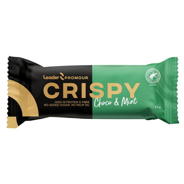 Leader Promour Crispy Chocolate & Mint -patukka mustassa ja vihreässä pakkauksessa kultareunuksin, mattapintaisessa muovikääreessä; muoto suorakaiteen mallinen suljetuin päin; groteskityyppografia esittää tuotenimen ja ominaisuudet: runsaasti proteiinia, kuitua, ei lisättyä sokeria, ei palmuöljyä; vain tuote kuvassa, tausta yksinkertainen, ei ihmisiä tai rekvisiittaa.