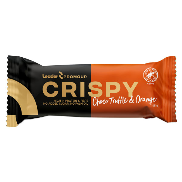 45 g:n Leader Promour Crispy Choco Truffle & Orange -proteiinipatukka silmiinpistävässä mustassa ja oranssissa pakkauksessa; pakkaus kertoo runsaasta kaakaopitoisuudesta sekä merkinnöistä runsaasti proteiinia ja kuitua, ei lisättyä sokeria tai palmuöljyä; kääre kiiltäväpintainen, jossa kontrastoiva lihavoitu valkoinen teksti tuotenimelle ja pienemmällä fontilla lisätiedot; suorakaiteen muotoinen; tausta yksinkertainen, ei ihmisiä tai käsiä; lähikuva.