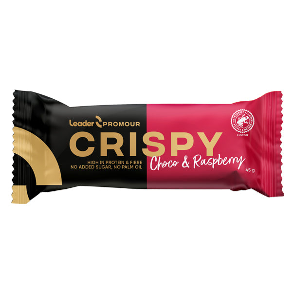 Proteiinipatukka mustassa, kullanvärisessä ja punaisessa pakkauksessa nimellä Leader Promour Crispy Choco & Raspberry; pakkauksessa tuotetiedot, kaakaosertifikaatin logo sekä maininta runsaasta proteiinipitoisuudesta; suorakaiteen muotoinen kääre kiiltäväpintainen; groteskikirjasin lihavoituna valkoisena päälogolle ja kullanvärisenä pienemmässä tekstissä tuotetiedoille; pakkauksessa näkyy logoja; tausta yksinkertainen, ei ihmisiä tai käsiä.
