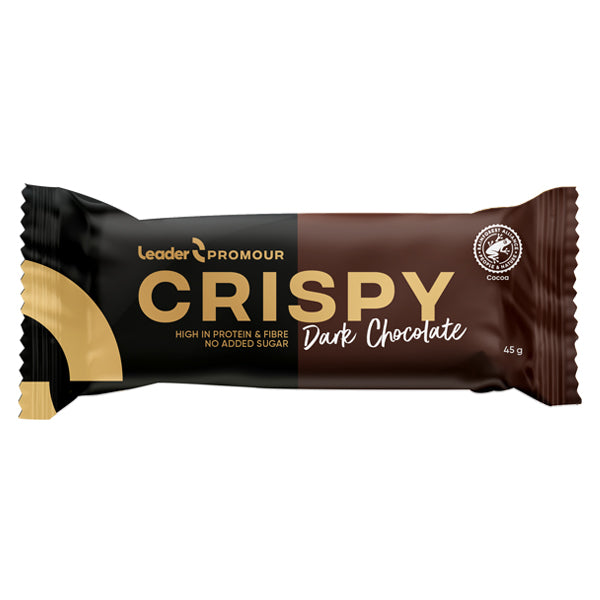 Ruskea ja musta Leader Promour Crispy Dark Chocolate -proteiinipatukan kääre kultaisin yksityiskohdin ja kaakaokuvakkeella; suorakaiteen muotoinen kääre mattapintainen; etiketissä lihavoitu valkoinen ja kullanvärinen groteskikirjasin; teksti kertoo runsaasta proteiinista, kuidusta ja siitä, ettei tuotteessa ole lisättyä sokeria; ei ihmisiä tai käsiä näkyvissä, tausta yksinkertainen, tuote kuvan keskellä.