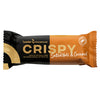 Leader Promour Crispy Salted Nuts & Caramel -proteiinipatukka suorakaiteen muotoisessa mustassa ja kullanvärisessä kääreessä, kiiltäväpintainen, jossa näkyvä lihavoitu valkoinen ja kullanvärinen teksti; etiketissä lukee runsaasti proteiinia ja kuitua sekä ei lisättyä sokeria tai palmuöljyä; ei ihmisiä tai käsiä näkyvissä; tausta neutraali; pakkaus suljettu molemmista päistä.