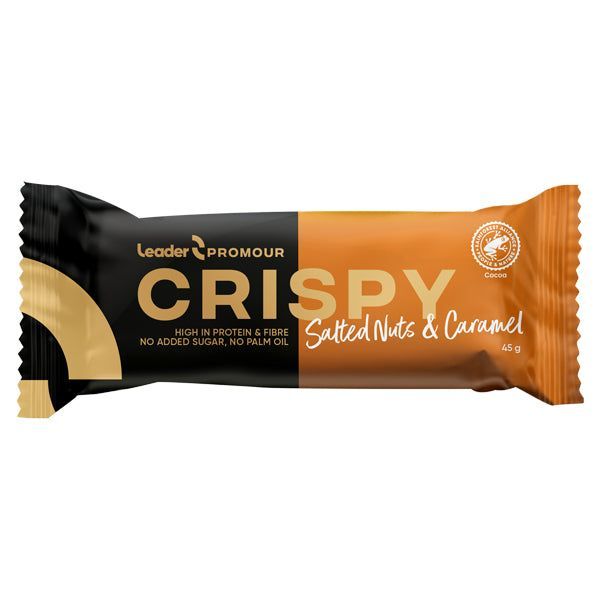 Leader Promour Crispy Salted Nuts & Caramel -proteiinipatukka suorakaiteen muotoisessa mustassa ja kullanvärisessä kääreessä, kiiltäväpintainen, jossa näkyvä lihavoitu valkoinen ja kullanvärinen teksti; etiketissä lukee runsaasti proteiinia ja kuitua sekä ei lisättyä sokeria tai palmuöljyä; ei ihmisiä tai käsiä näkyvissä; tausta neutraali; pakkaus suljettu molemmista päistä.