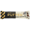 Leader Promour Puffed Cookies Cream -proteiinipatukka mustassa, kullanvärisessä ja valkoisessa kiiltäväpintaisessa pakkauksessa, jossa keksin ja kermatäytteen palasia sekä tekstiä runsaasta proteiinista ja ilman lisättyä sokeria; pakkaus on suorakaiteen muotoinen; typografia lihavoitua groteskikirjasinta valkoisella ja kullanvärisellä; tuote makaa tasaisella alustalla ilman taustaelementtejä tai ihmisiä.