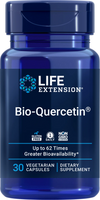 Life Extension Bio-Quercetin, sylinterimäinen sininen muovipullo mattapinnalla; etiketissä brändinimi suurin, valkoisin ja vaaleansinisin isoin kirjaimin, tekstissä "gluten free", "non-GMO", "1 daily capsule", "30 vegetarian capsules" ja "up to 62 times greater bioavailability"; ei ihmisiä eikä käsiä näkyvissä; tausta yksinkertainen; pullo korostaa merkittävästi parempaa biosaatavuutta.