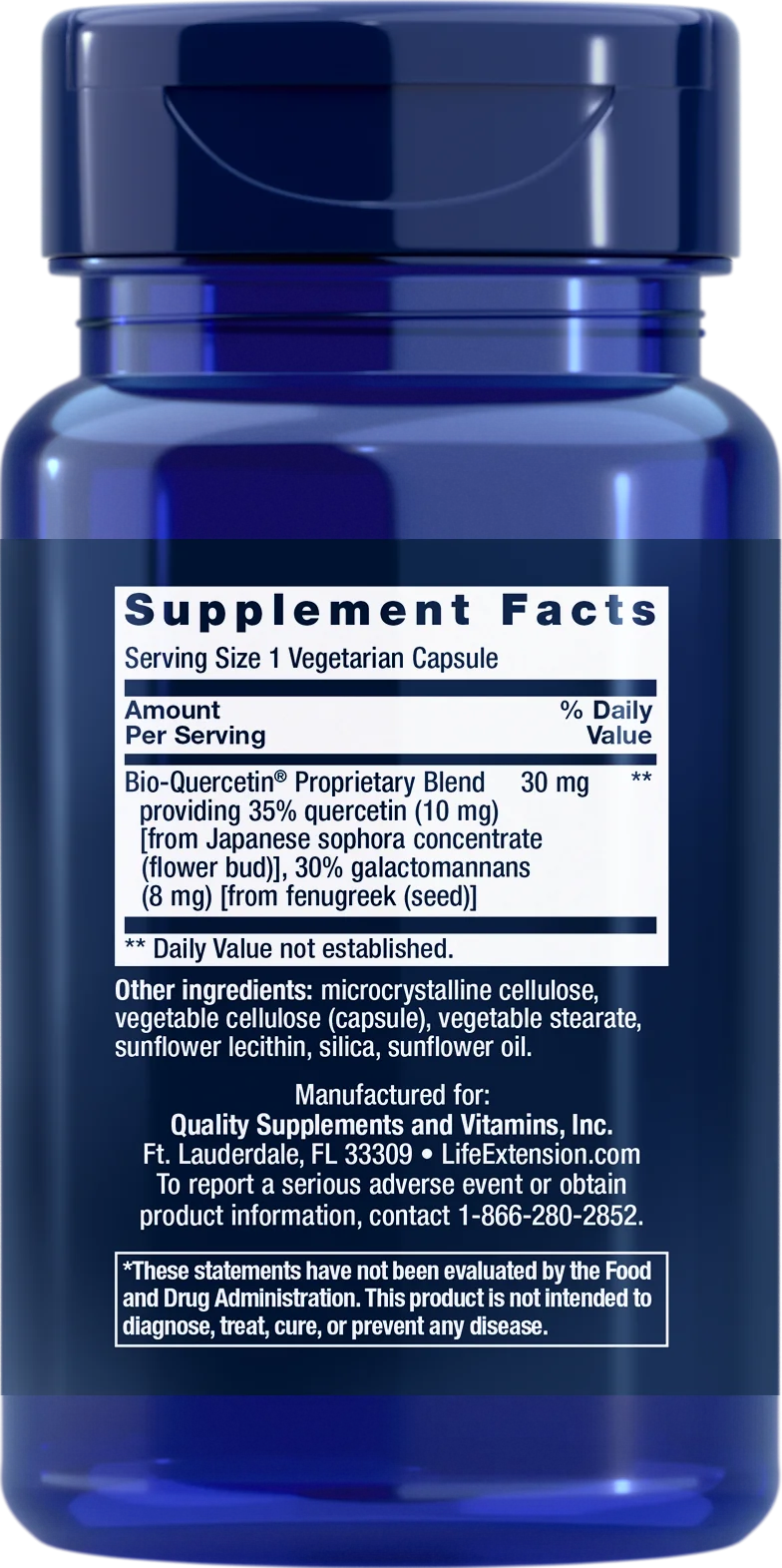 Life Extension Bio-Quercetin; sininen ravintolisäpullo etiketillä "Supplement Facts", listaten Bio-Quercetinin, galaktomannaanit ja muut tärkeät ravintoaineet; FDA-vastuuvapauslauseke etiketin alaosassa; pullo sylinterimäinen kiiltäväpintainen, teksti painettuna tavanomaisella groteskifontilla; tausta yksinkertainen, lähikuva, ei ihmisiä eikä käsiä näkyvissä.
