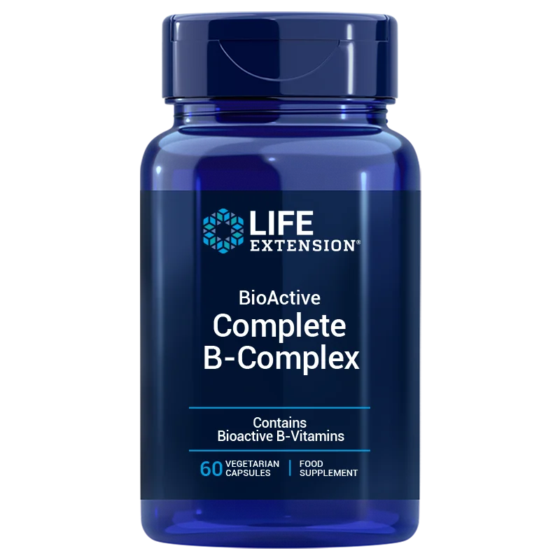 Life Extension BioActive Complete B-Complex, sininen pullo 60 kasvipohjaisella kapselilla, sisältää bioaktiivisia B-vitamiineja; pullo sylinterimäinen, kiiltäväpintainen ja kierrekorkillinen; valkoisessa etiketissä sinistä ja tummaa groteskitekstiä, osa lihavoitua; etiketissä myös maininta ravintolisästä ja edistyneestä B-kompleksin tuesta; kuvattu yksinkertaista taustaa vasten, ei ihmisiä eikä käsiä näkyvissä.