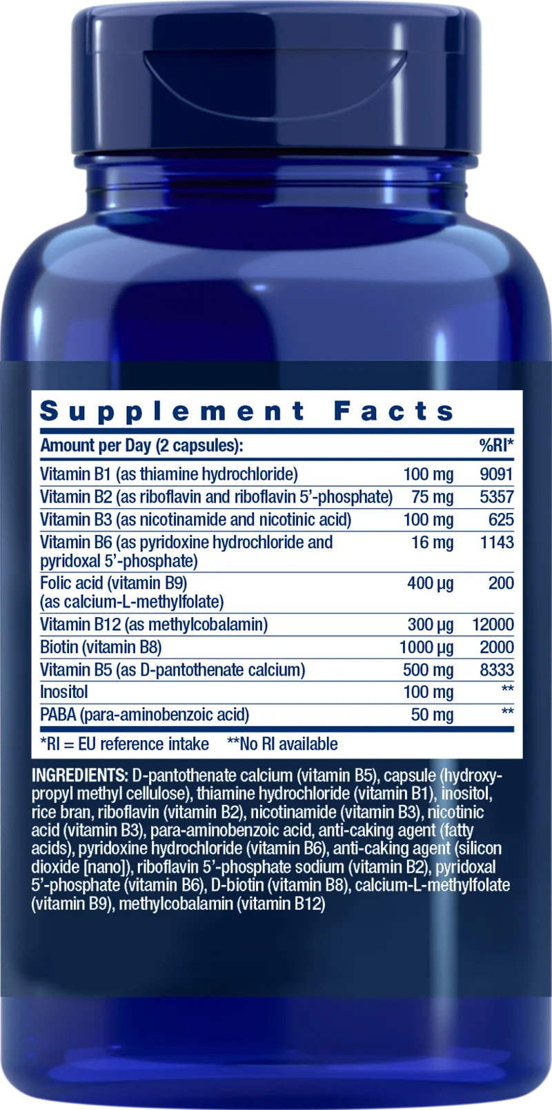 Life Extension BioActive Complete B-Complex; sininen muovipullo valkoisella mattapintaisella etiketillä, sylinterimäinen ja kierrekorkillinen; etiketissä selkeää mustaa tekstiä yksinkertaisella groteskifontilla, luetellen ravintosisältötiedot, vitamiinipitoisuudet ja ainesosat monivitamiinivalmisteelle; studiotausta yksinkertainen ja siisti; ei ihmisiä eikä käsiä näkyvissä.