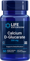 Life Extension Calcium D-Glucarate, sininen muovipullo kiiltäväpintainen, pyöreä muoto ja kierrekorkki; etusivun etiketti groteskityppografiaa valkoisin ja sinisin sävyin tummalla pohjalla; luettavassa etikettitekstissä: Life Extension Calcium D-Glucarate 200 mg, 60 kasvipohjaista kapselia; GMO-vapaa ravintolisä tukee detoksifikaatiota ja on gluteeniton; ei ihmisiä eikä toimintaa kuvassa, tausta yksinkertainen, tuote pystyssä keskellä kuvaa.