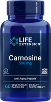 Life Extension Carnosine; sininen muovipullo tekstillä "Life Extension Carnosine 500 mg" ja 60 kasviskapselia, merkitty gluteenittomaksi ja ei-GMO:ksi, ravintolisä sisältää ikääntymistä hidastavaa peptidiä ja tukea pitkäikäisyydelle; etiketti sans-serif-fontein valkoisena ja sinisenä kiiltäväpinnalla; pullo lieriön muotoinen kierrekorkillinen; ei ihmisiä tai käsiä, tausta valkoinen.
